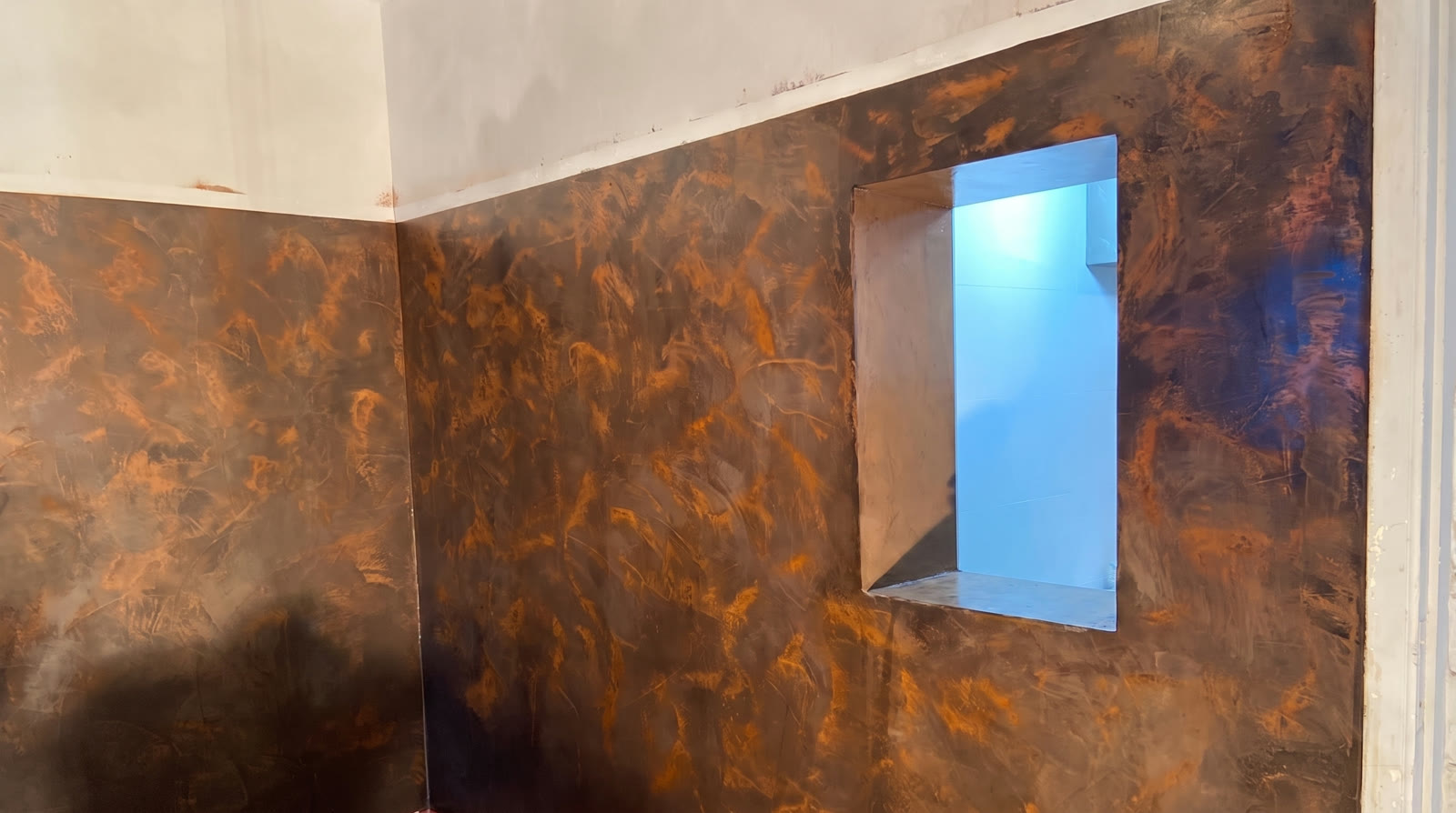 Mur de salle de bain en béton ciré effet rouille