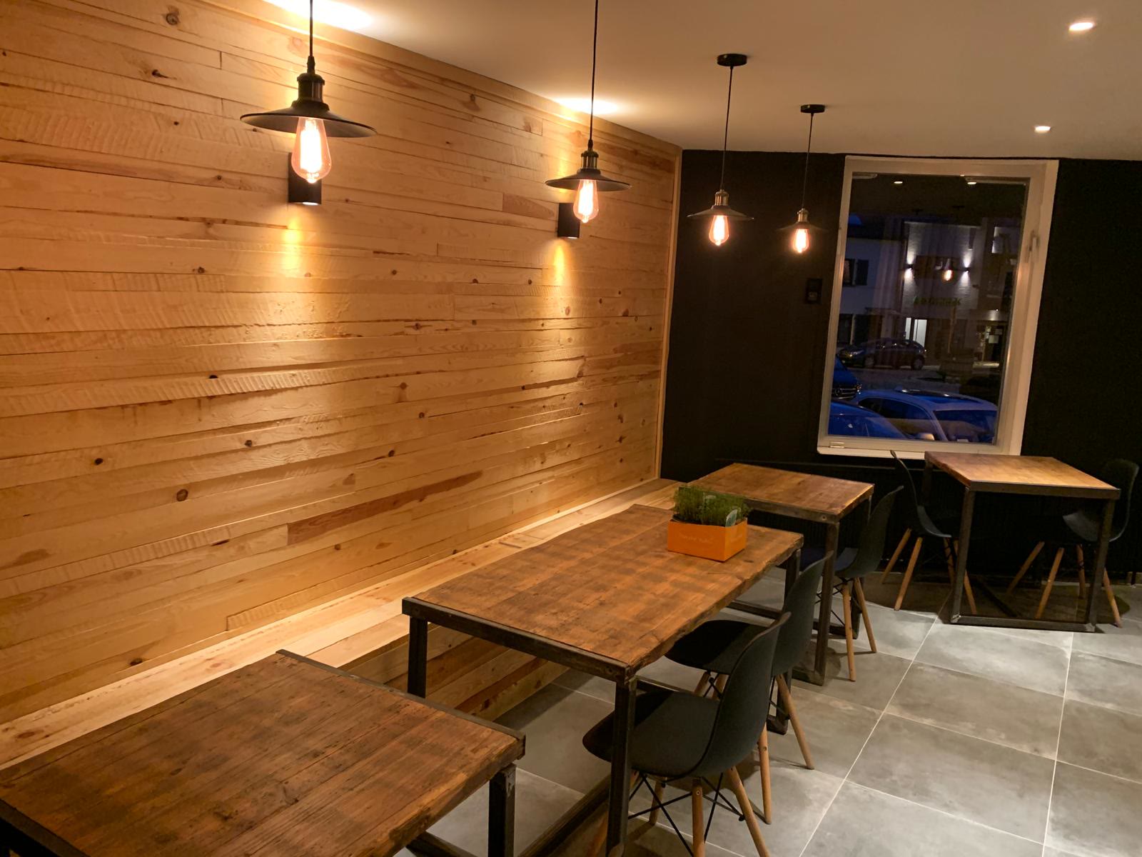 Café avec mur en bois et suspensions chaudes