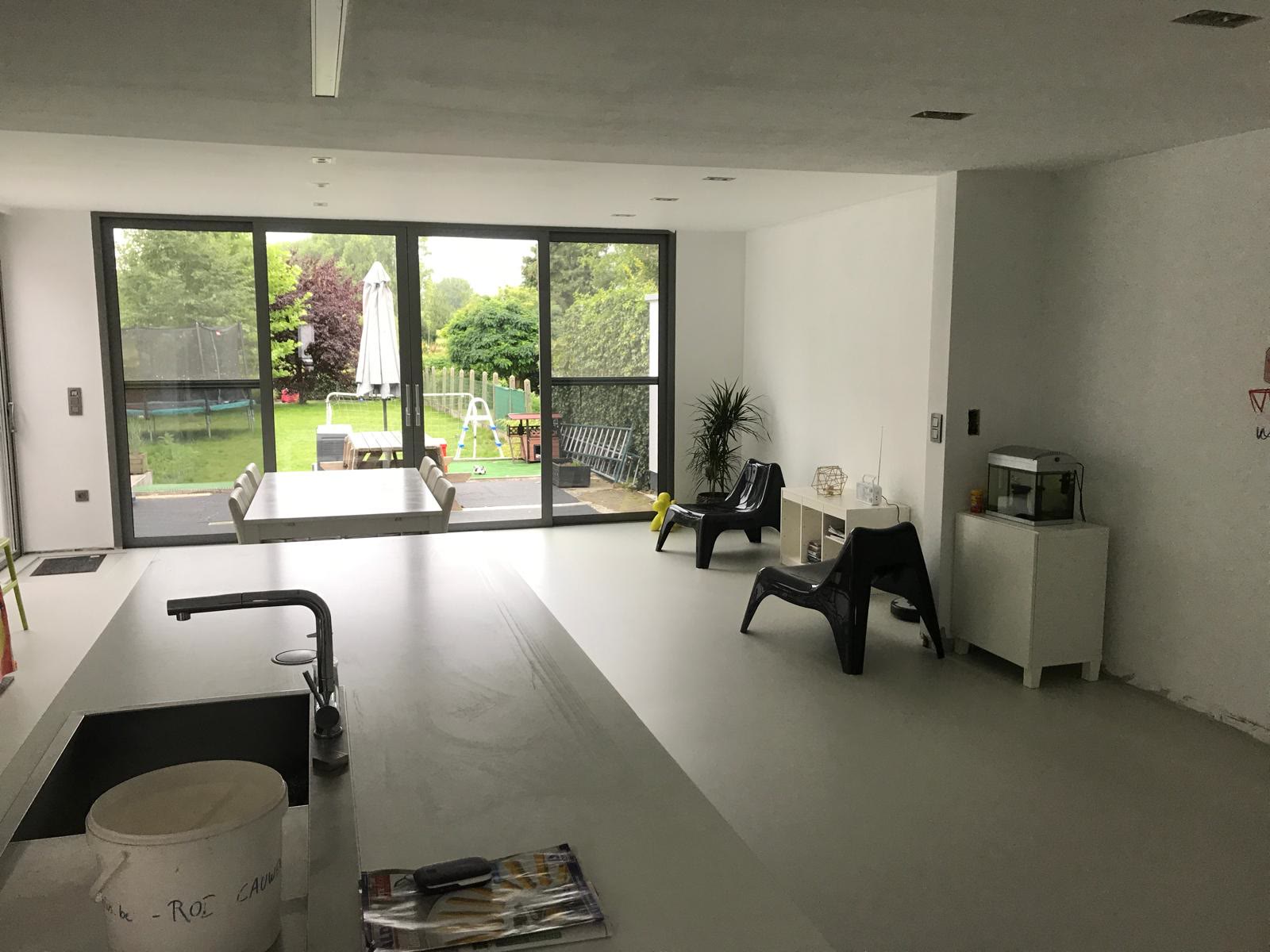 Espace de vie repeint en gris clair net